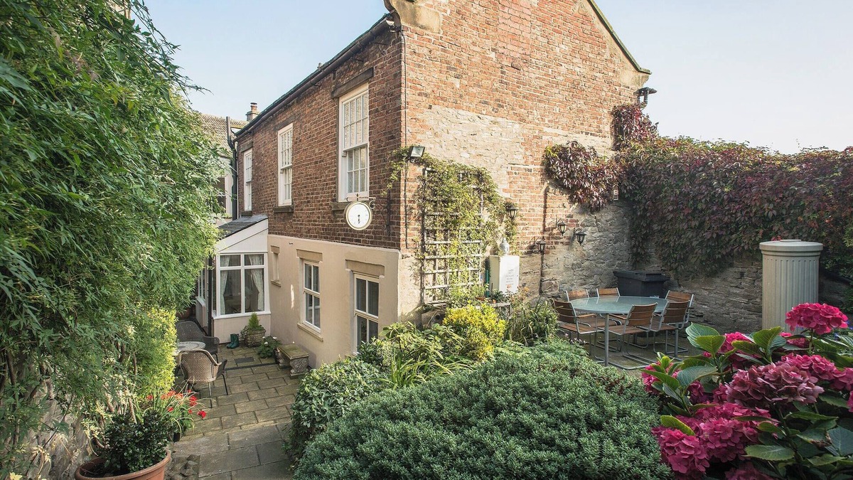 Middleham Cottage | An impressive cottage with beams and views of the Middleham Castle.