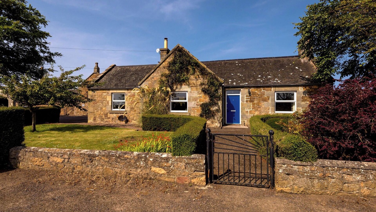 North Berwick Cottage | An impressive and unique 3-bedroom cottage in a picturesque countryside setting. Sleeps 5.