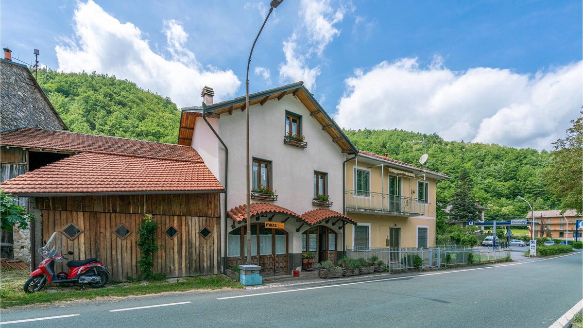 Loco House | An incredibly charming cottage with lots of character awaits you in this small village.