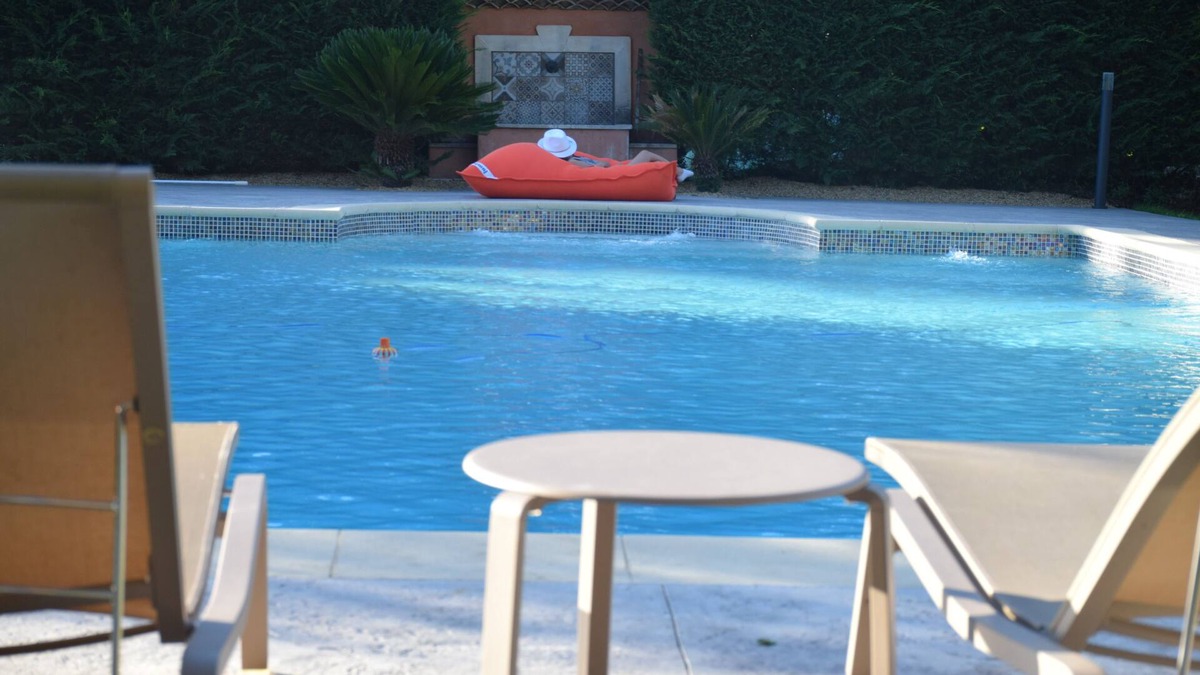 Cornillon-Confoux House | An independent apartment in a pretty property in the countryside .