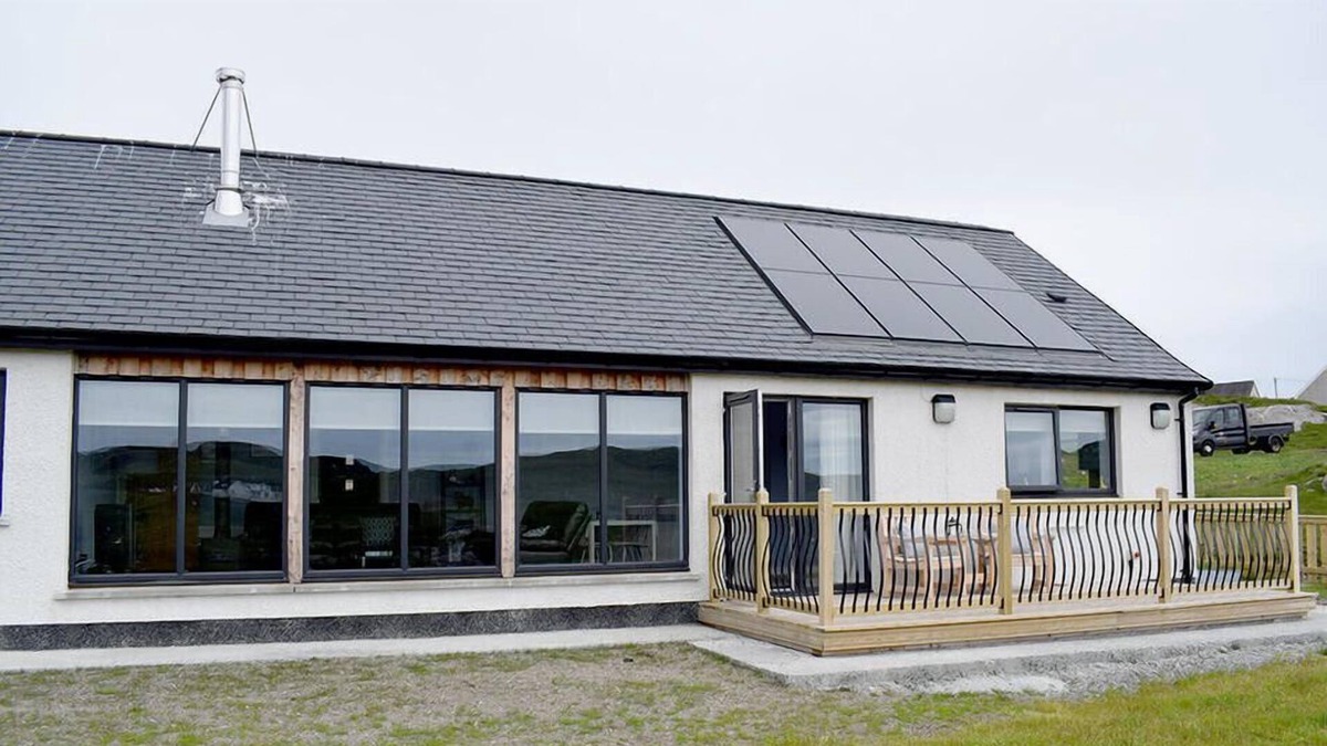 Finsbay Cabin | AN LOCHAN, pet friendly, with hot tub in Leverburgh