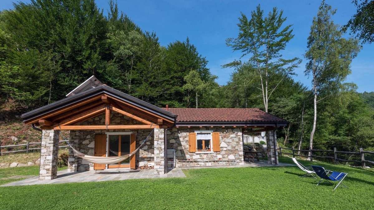Levo House | An oasis in the middle of nature: Tastefully furnished 3-room stone house with swimming pond