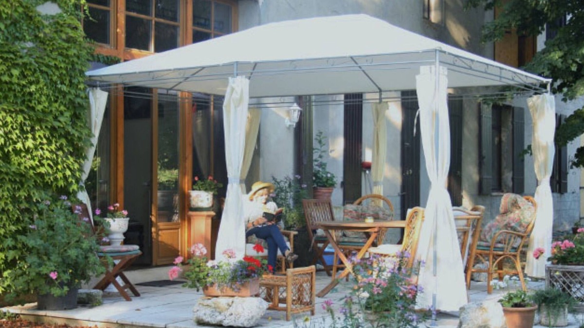 Duras Apartment | An Oasis Of Tranquillity. Wing of a lovely old house set in park-like grounds