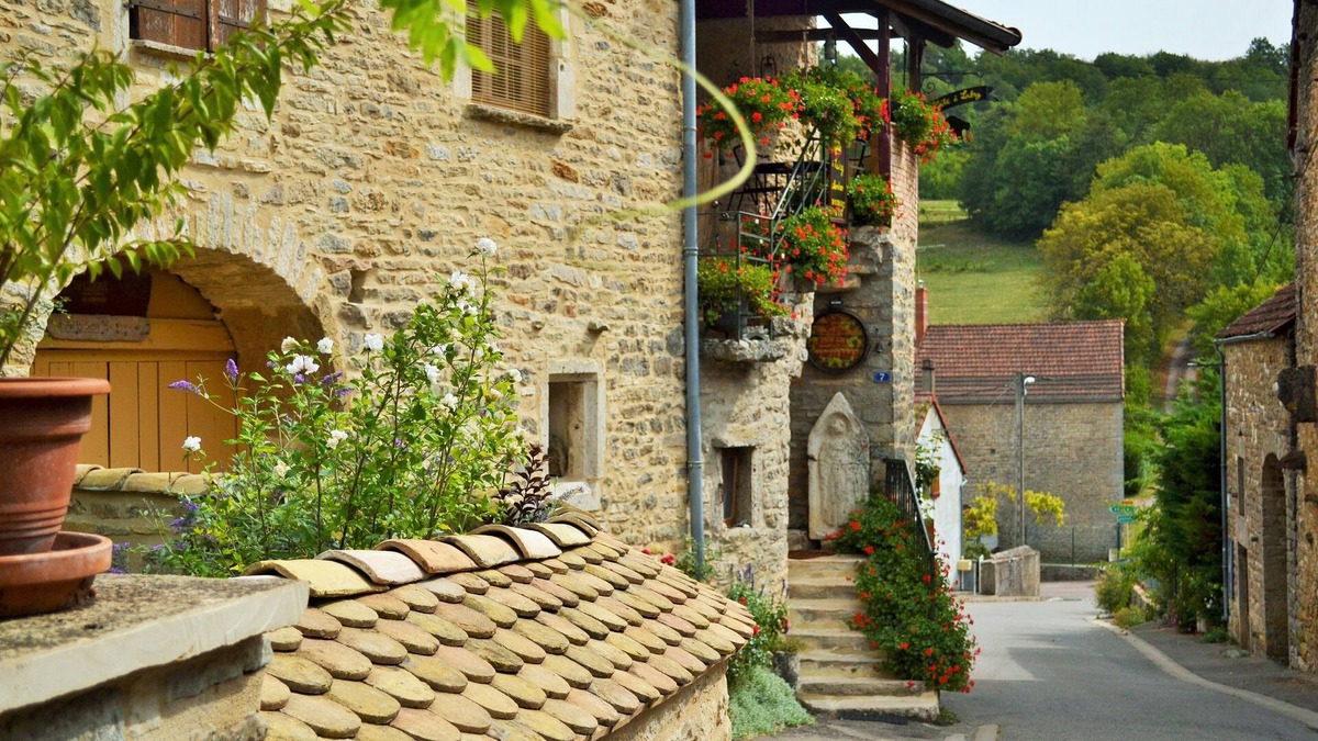 La Rochepot Cottage | An old Burgundy house in the middle of a wine village