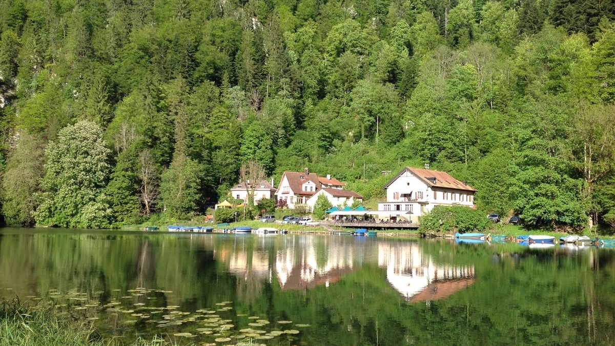 La Chaux-de-Fonds House | An old school with unique charm in the heart of the Doubs Natural Park!