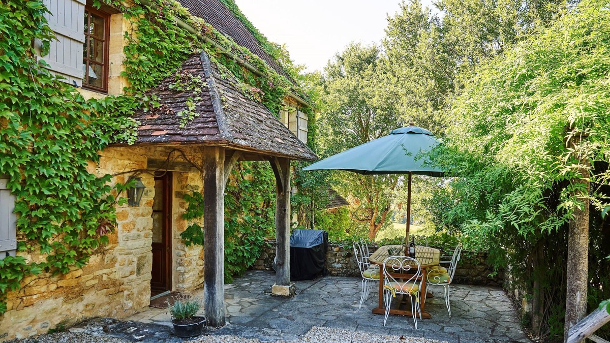 Daglan Cottage | An old stone cottage full of rustic charm with pool and stunning views