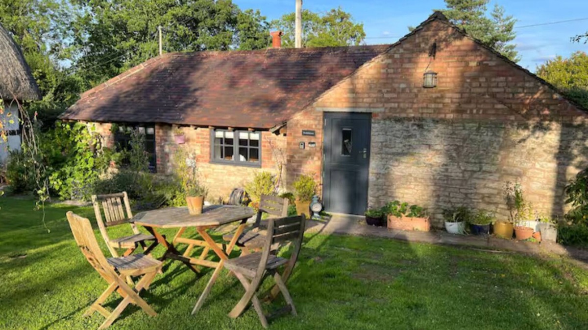 Moreton Cottage | An Original Bakehouse located in the grounds of a 18th century thatched cottage