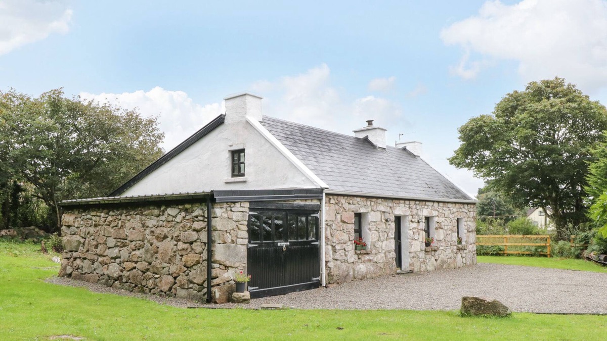 Rossaveel Cottage | AN TEACH BAN, family friendly in Rossaveel, County Galway