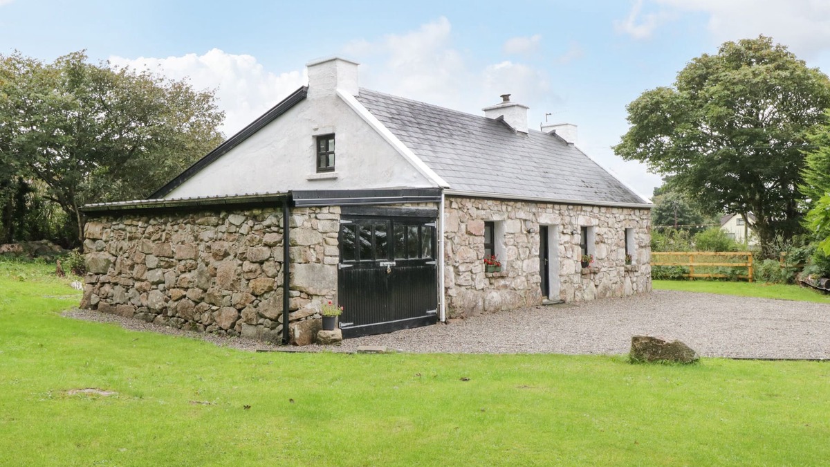Rossaveel Cottage | AN TEACH BAN, family friendly in Rossaveel, County Galway