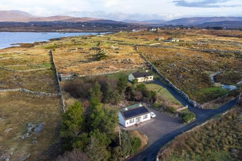 Connemara House | An Teachin Corcra