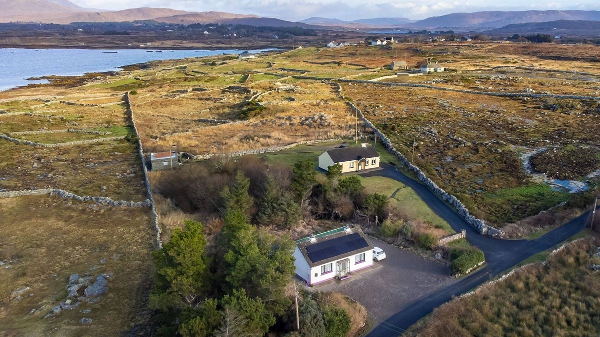 Connemara House | An Teachín Corcra offering peace and tranquility