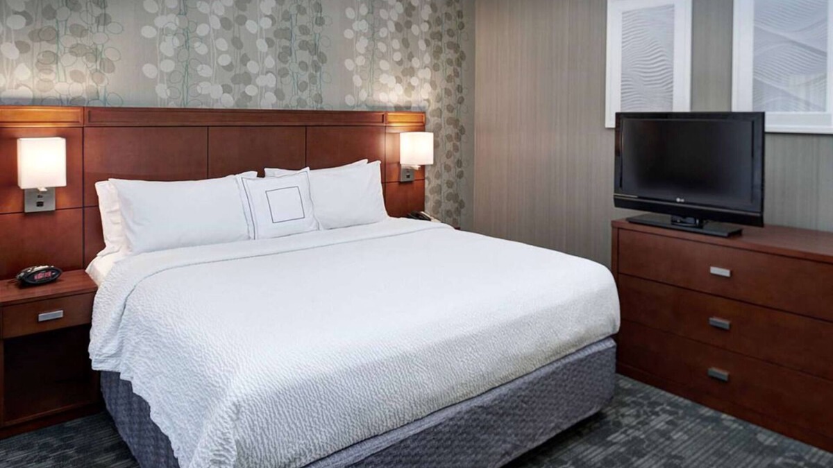 Brookfield Hotel | An Undeniable Jewel in Brookfield! 2 Spacious Units, Pets Allowed, Indoor Pool!