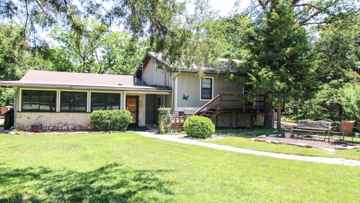 Manhattan House | An Updated, Secluded family friendly home with Fast Wifi