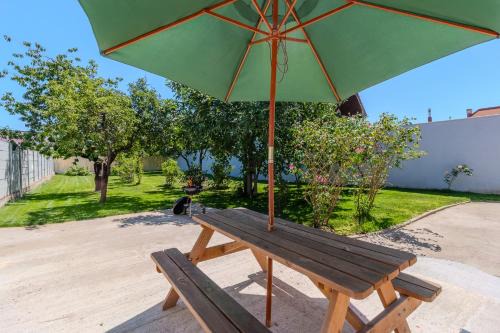 Oradea Villa | Ana & Roman Guesthouse - Beautiful Garden, Kid friendly