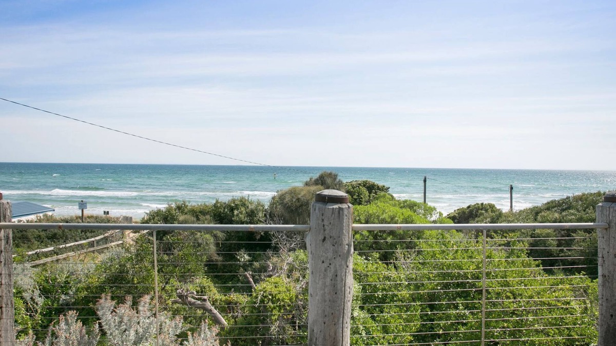 Frankston House | Anchor Beachfront | Pet Friendly on the Beach