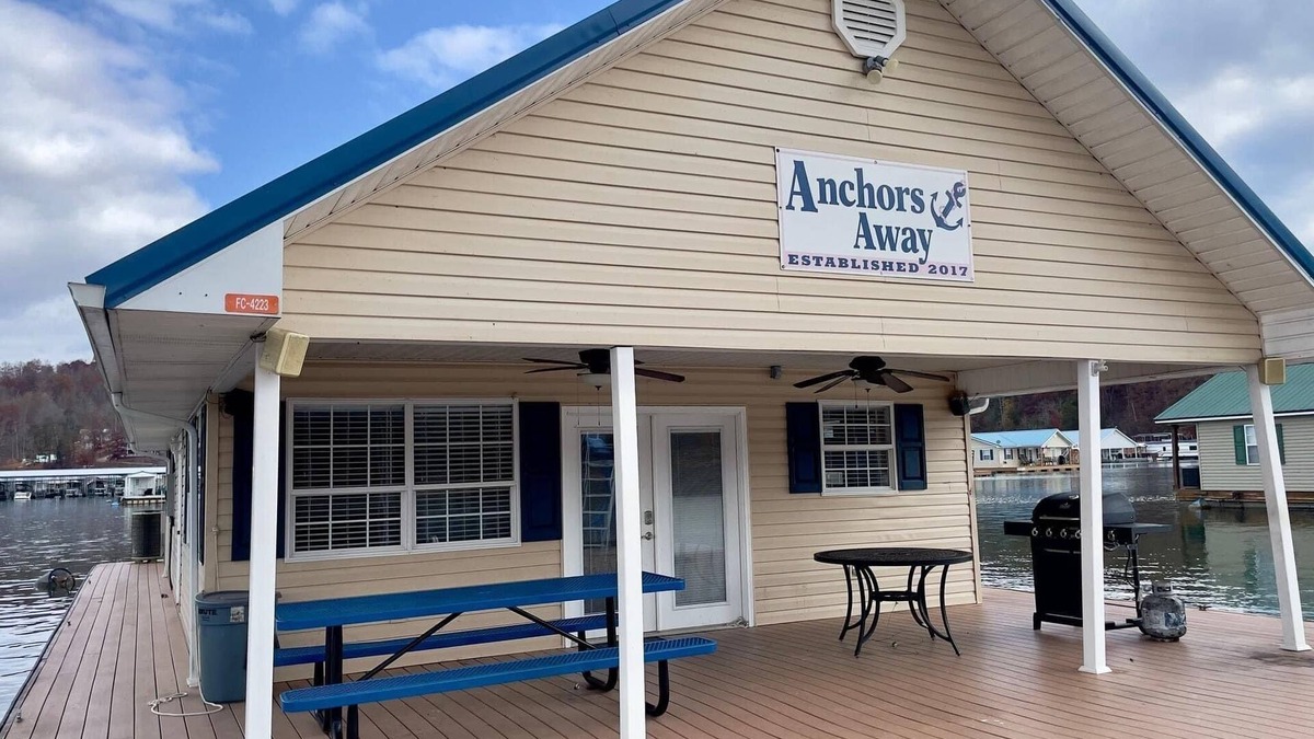 Big Creek Boat Rental | Anchors Away Floating Home @ Whitman Hollow Marina/Froggies Patio Bar