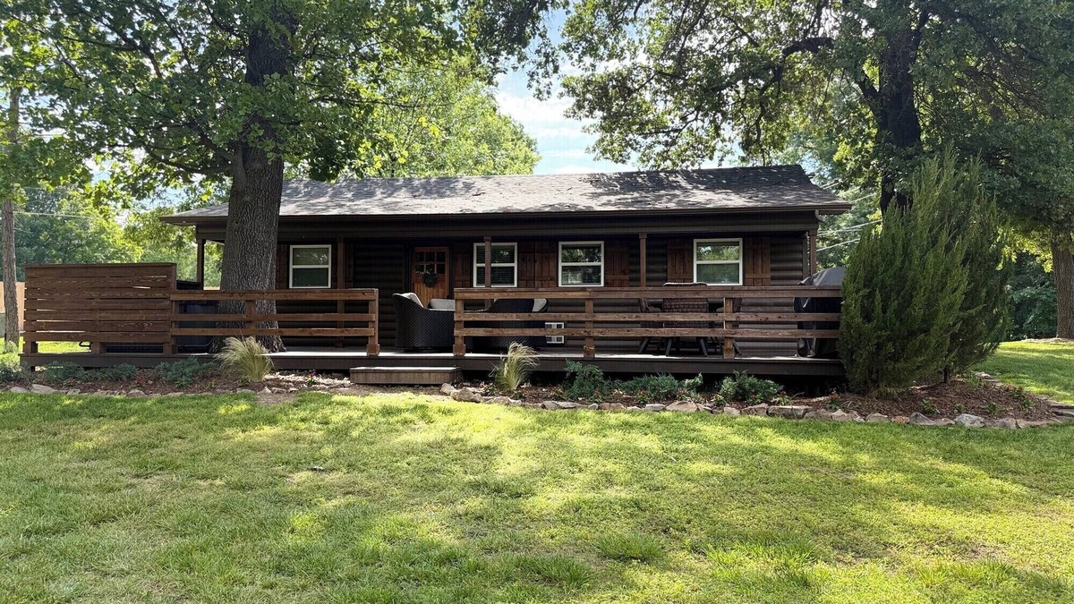 Cleora Cabin | Anchors Away Lodge - gorgeous deck & hot tub