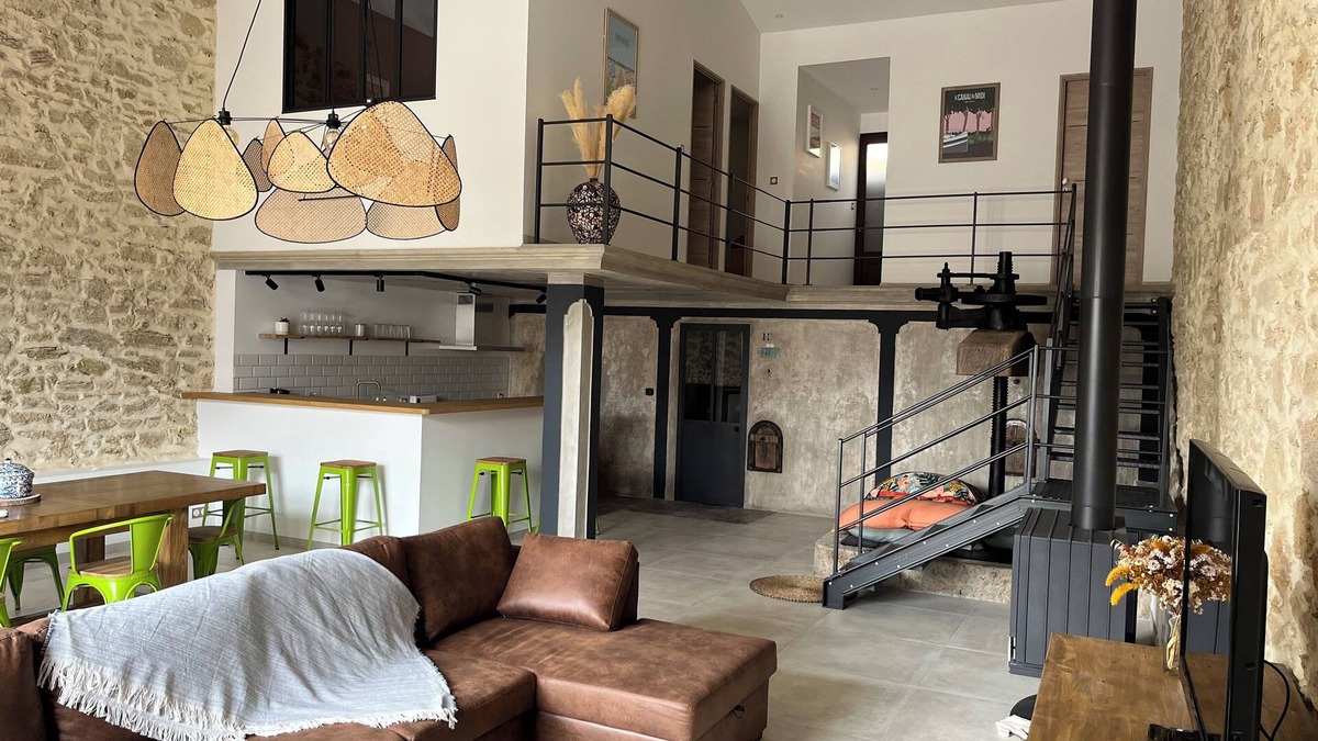 Boujan-sur-Libron House | Ancienne Cave Vinaire Aménagée en Loft Avec Patio et Mini-piscine