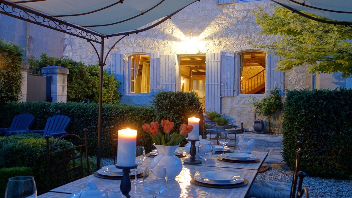 Issigeac Villa | Ancient, fully restored, 13th century medieval village house with garden & patio