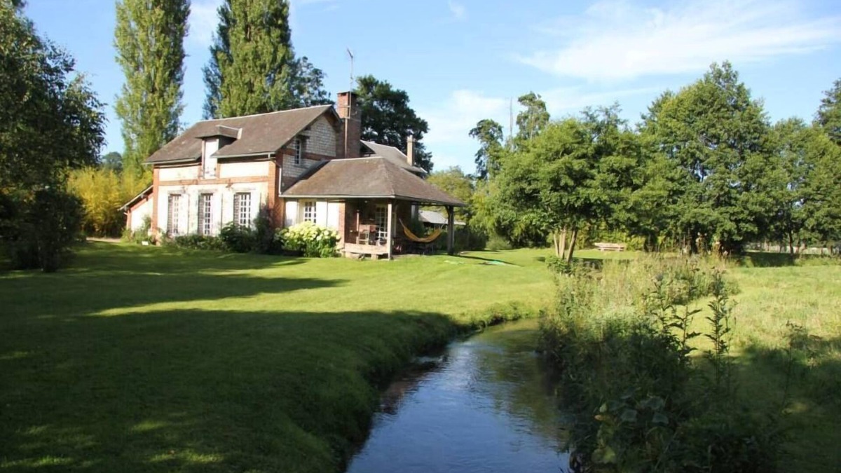 Morville-sur-Andelle House | Ancient Normanbarn with piano peacefully situated on the river Andelle