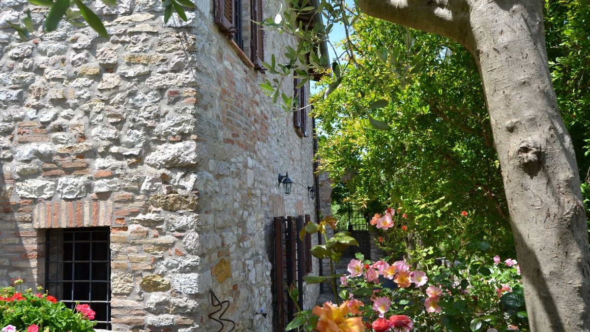 Corciano House | Ancient rock house with garden,situated in the centre,with view of Umbria