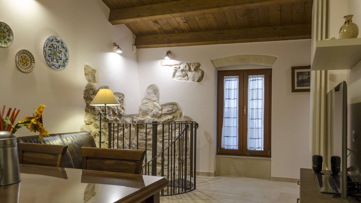 Altamura House | ANCIENT THIRTEENTH CENTURY HOUSE within walking distance of the Cathedral