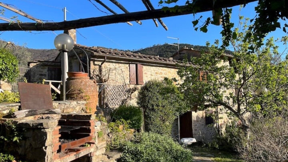 Calci House | Ancient Tuscan style country house with a view of the Pisan Mountains