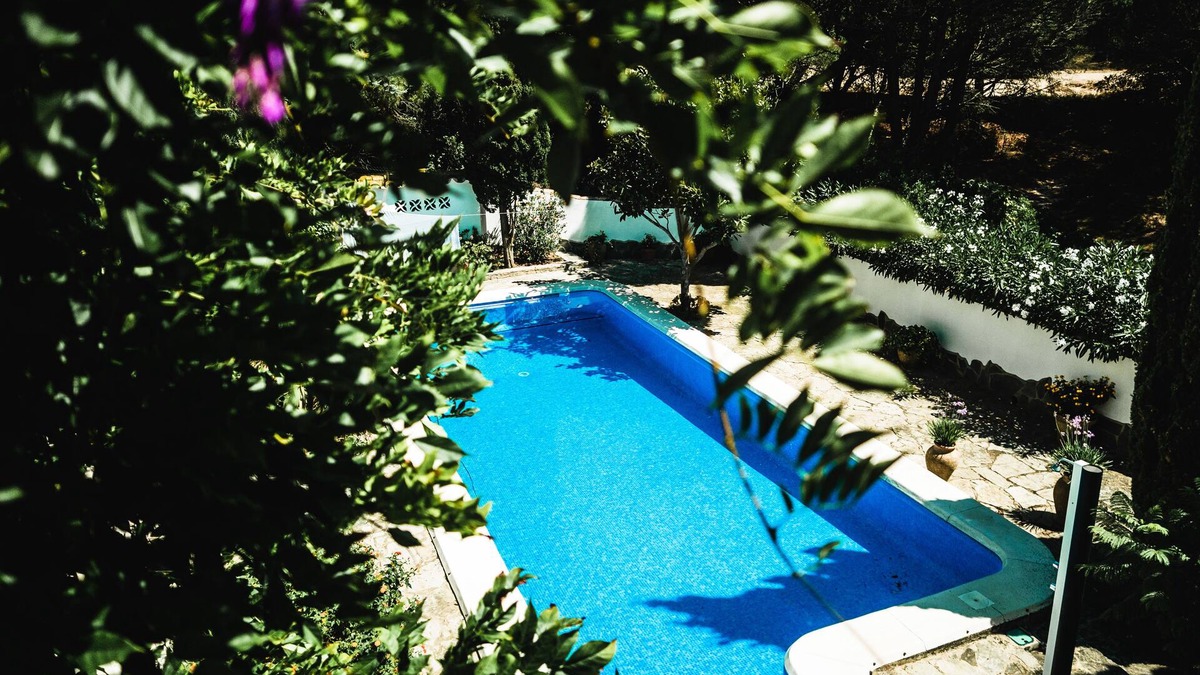 Cabo Roche Villa | Andalusian Jewel, near beach & forest, mature spacious gardens, pool, Wifi