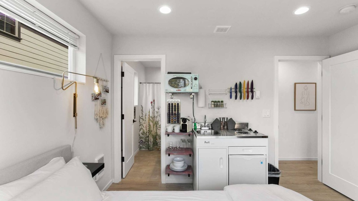 Whittier Heights House | Anders' sweet suite - Micro Studio - 91Walkscore