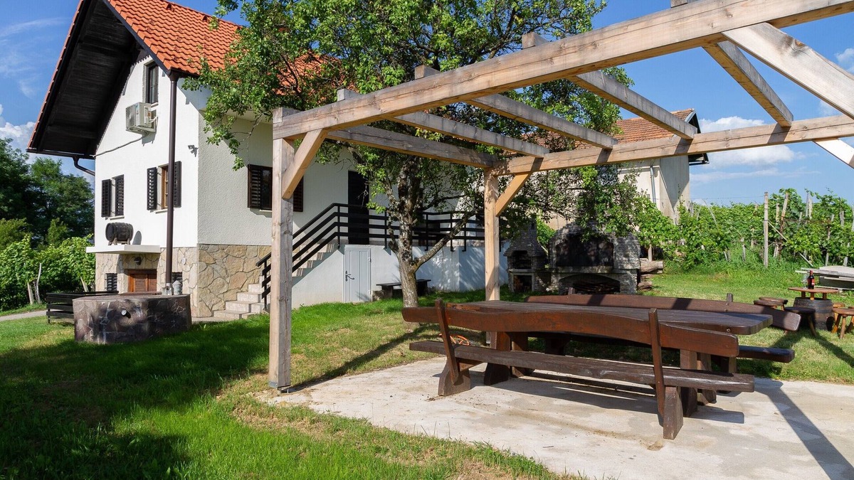 Cerklje ob Krki House | Andy's Holiday Home with HotTub & Sauna