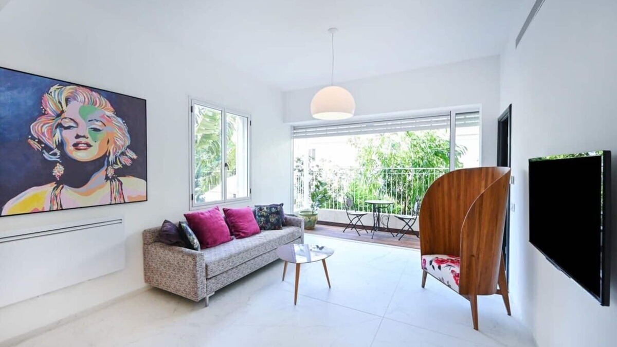Tel Aviv Promenade Apartment | Andy Warhol at Hakerem by Holyguest