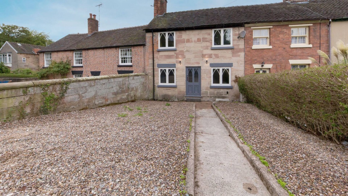 Alton Cottage | Angel Cottage: Near Alton Towers, Netflix and Parking