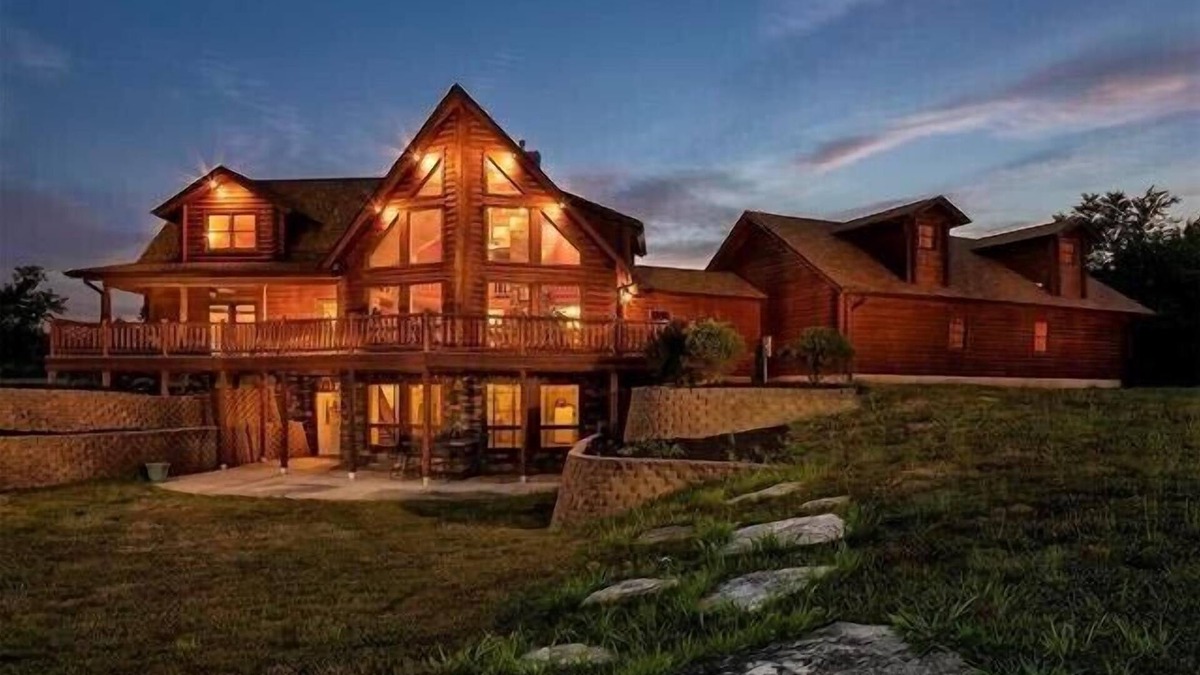 Grubville Cabin | Angela Custom Log House on 7 acres. Pets Not Allowed. No Smoking.