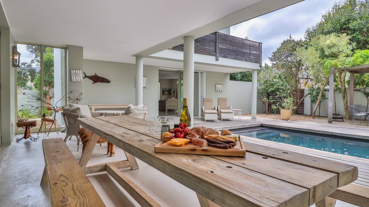 Chanteclair House | Angle Sea - large families, near Langbaai Beach