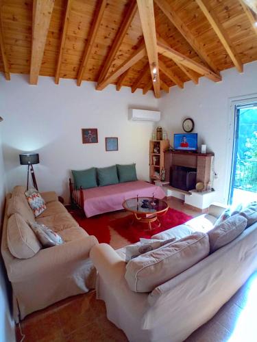 Vamvakou Villa | Anna's Village House in Tsintzina