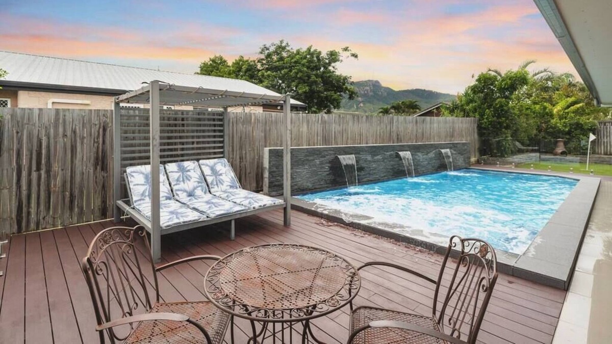 Annandale House | Annandale home with huge pool