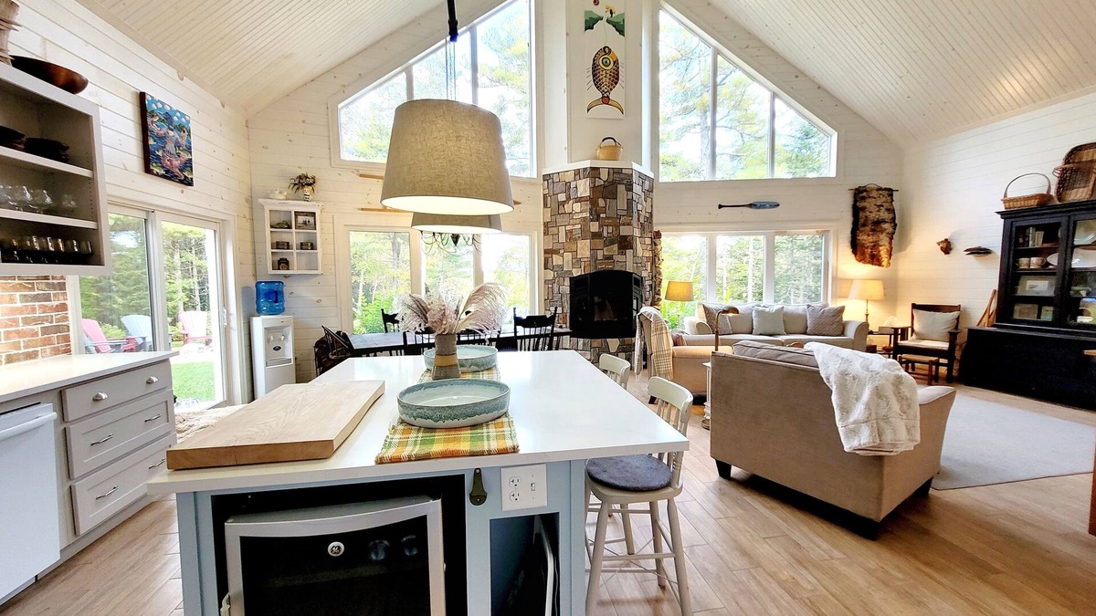 Bay of Fundy & Annapolis Valley Cottage | Annapolis Valley Lakefront Vacation Home with Outdoor Pizza Oven