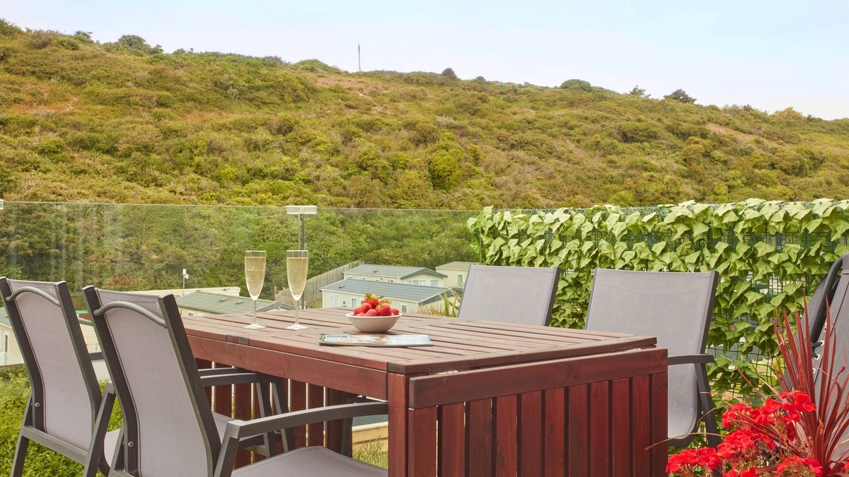 Polzeath Apartment | Anneth Lowen is a large four-bedroom detached house, just a short stroll from the bustling beaches o