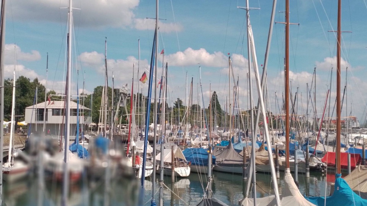 Waggershausen Apartment | Annette's Luxury Apartment at the City Park with Private Terrace and Wi-Fi