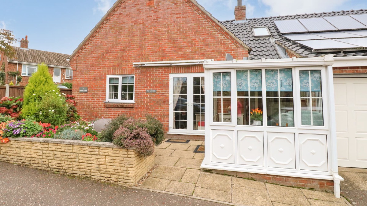 Hethel Cottage | ANNEXE, pet friendly, with a garden in Norwich