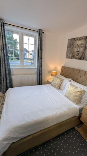 South Ruislip House | Annexe Studio private entrance, hallway and parking