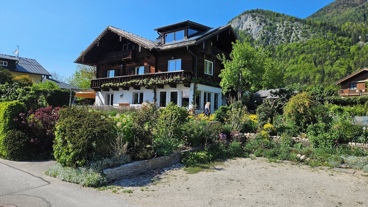Ried Apartment | Anni's house in the garden with mountain and lake view