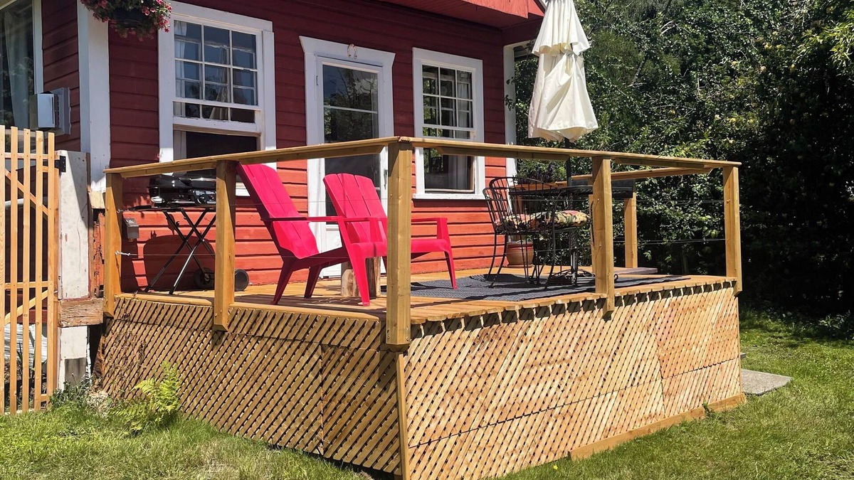 Stillwater Cabin | Annie Bay Ocean Cottage in Powell River