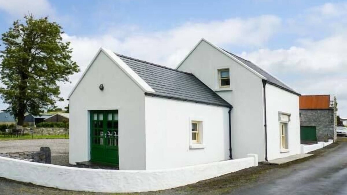 Inishmacatreer Cottage | ANNIE'S COTTAGE, family friendly in Belcarra, County Mayo