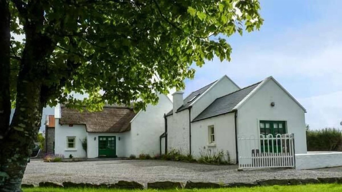 Clogher Cottage | ANNIE'S COTTAGE, family friendly in Belcarra, County Mayo