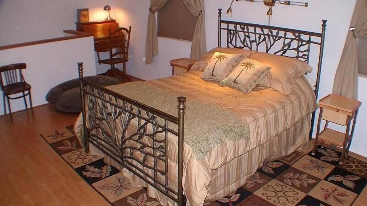 Coos Bay House | Annie's Cottage, Quiet Getaway, Peaceful Waterfall