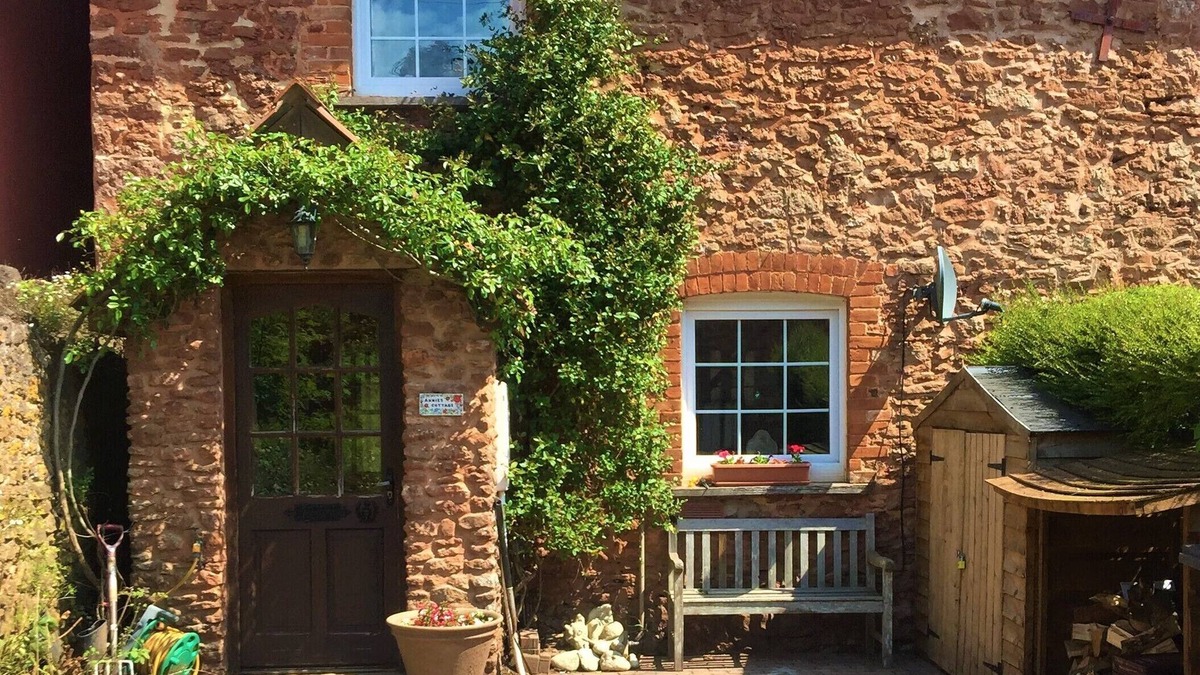 Long Barn Cottage | Annies Cottage: Beautiful red stone cottage in the heart of Somerset