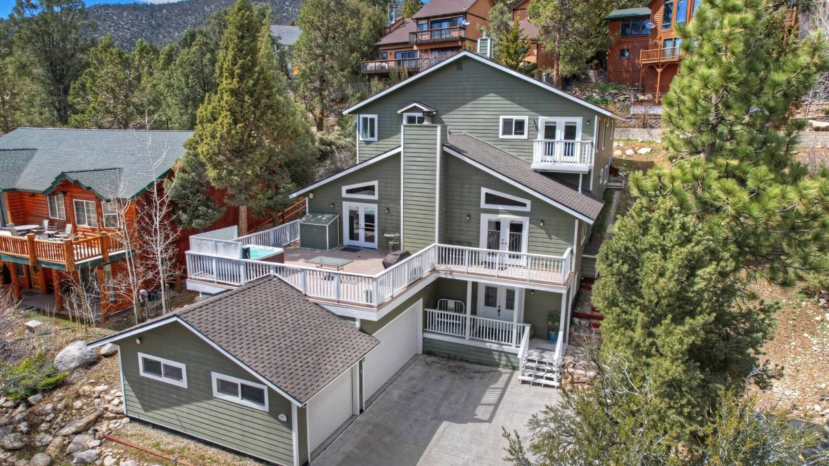 Whispering Forest Cabin | Antelope Mountain Retreat by Destination Big Bear: Open Concept! Rock Fireplace! Pool Table! Spa!