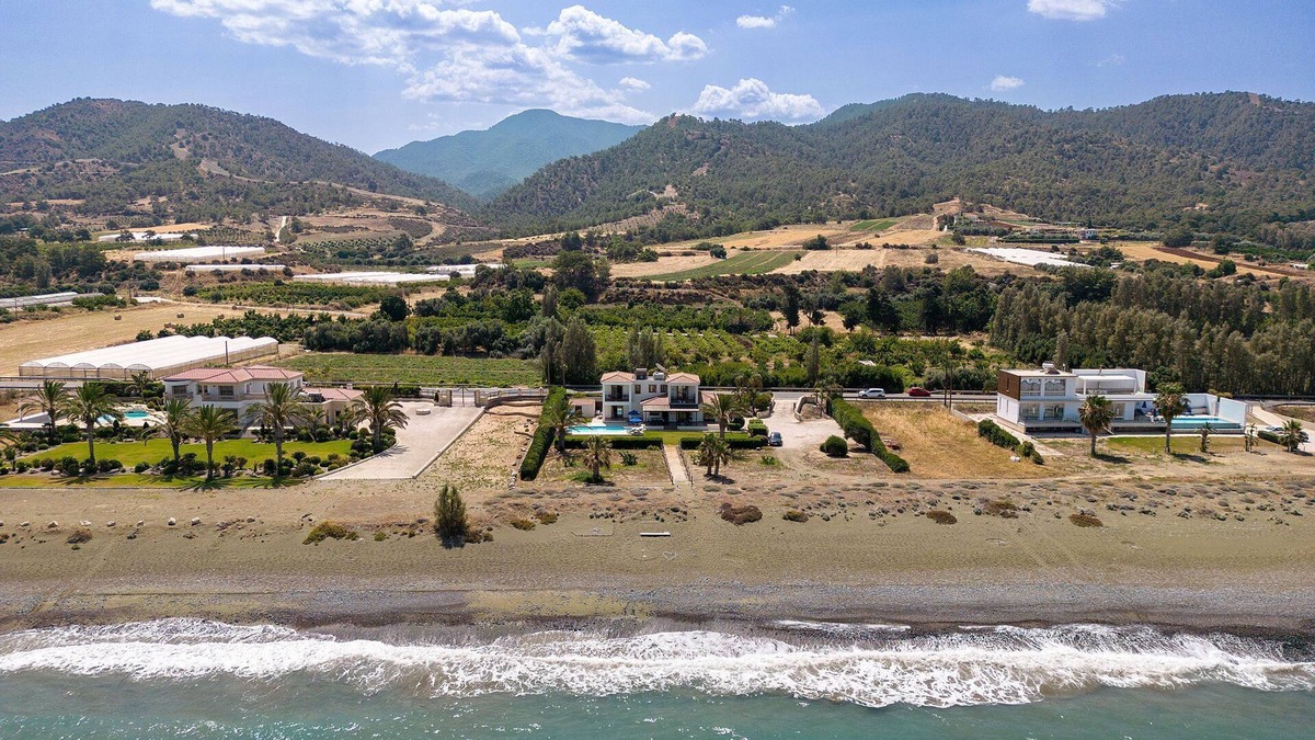 Argaka Villa | Anthiana Beach Villa - Argaka - A Seafront villa that sleeps 8 guests in 4 bedrooms