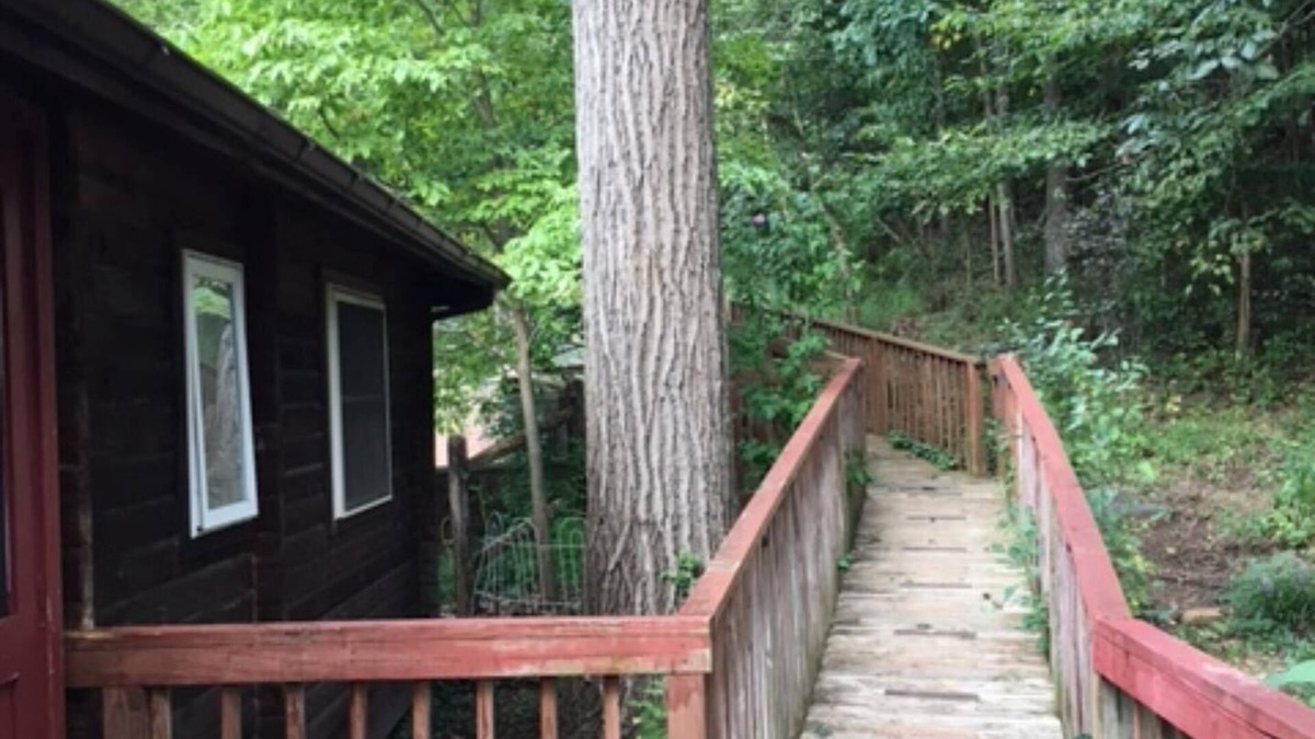 Keedysville Cabin | Antietam Creek - Quiet 2 Bedroom Cabin